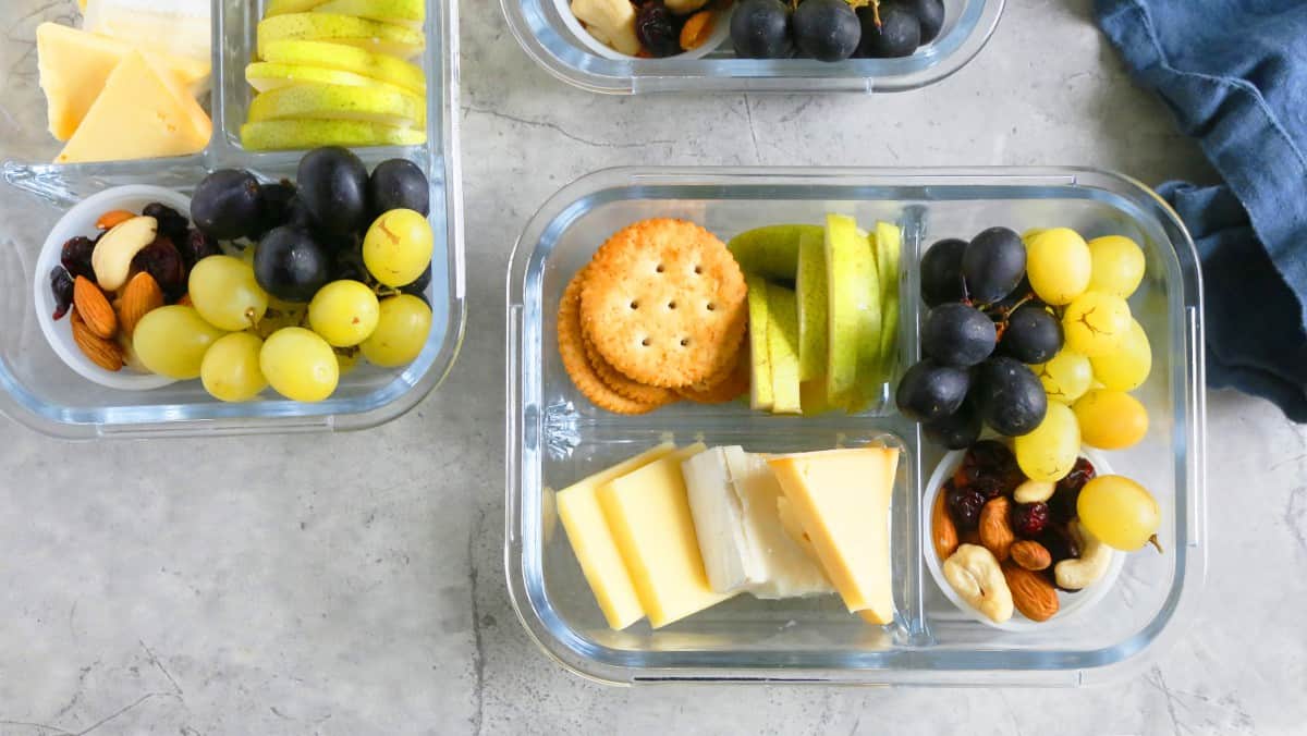 https://www.kitchenathoskins.com/wp-content/uploads/2020/02/diy-cheese-and-fruit-bistro-box-5-1.jpg