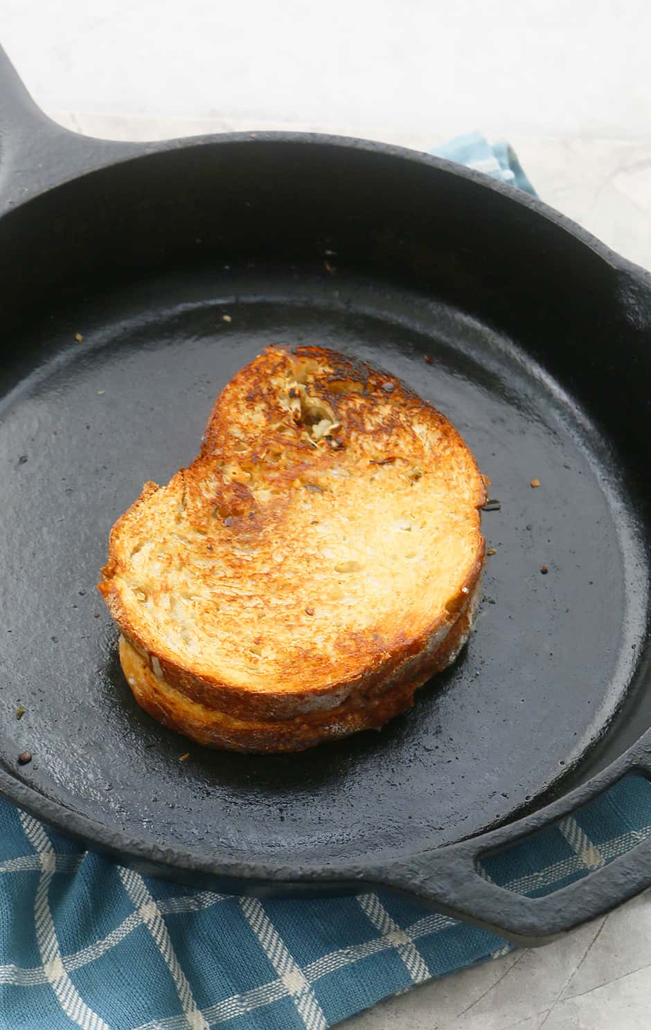 ein gegrilltes Käse-Knoblauch-Brot auf gusseiserner Pfanne